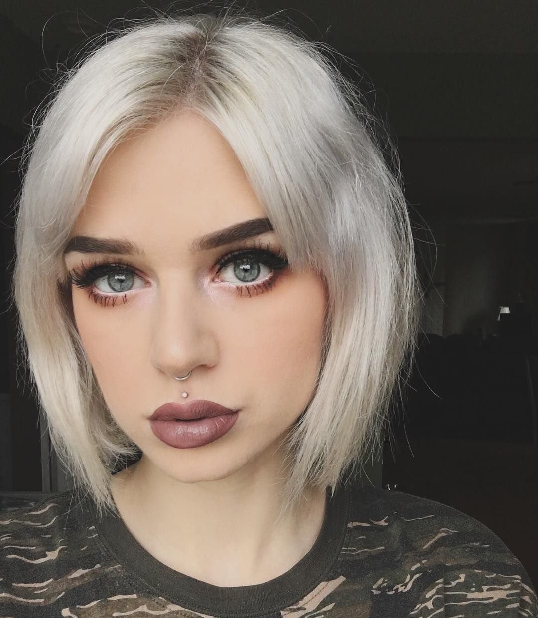 Блондинка с черными бровями