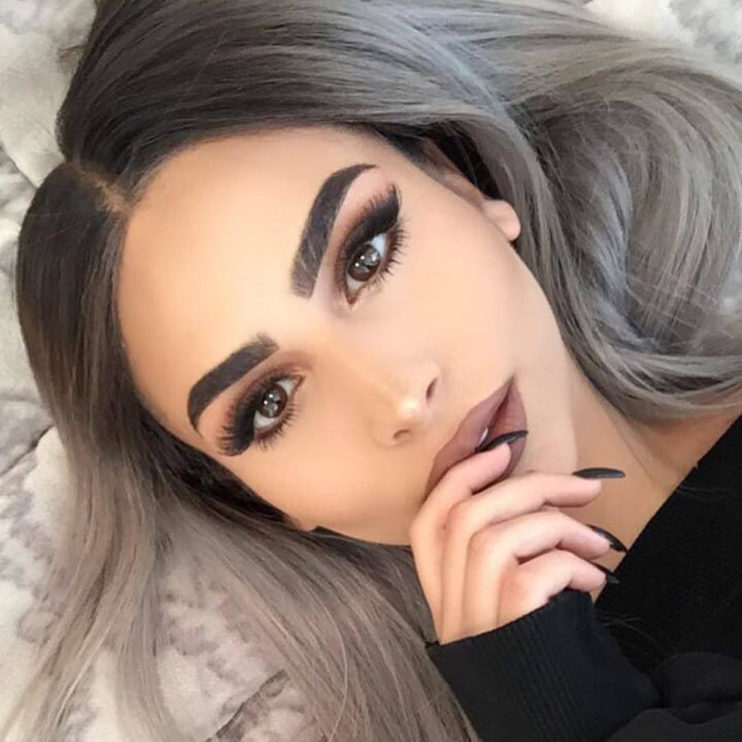 Пепельные волосы и карие глаза