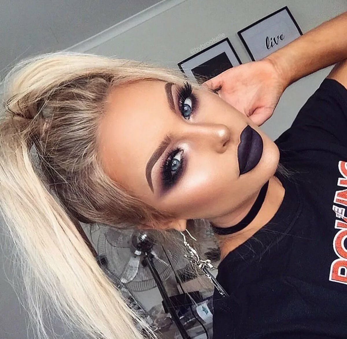 Блондинка с нарощенными ресницами