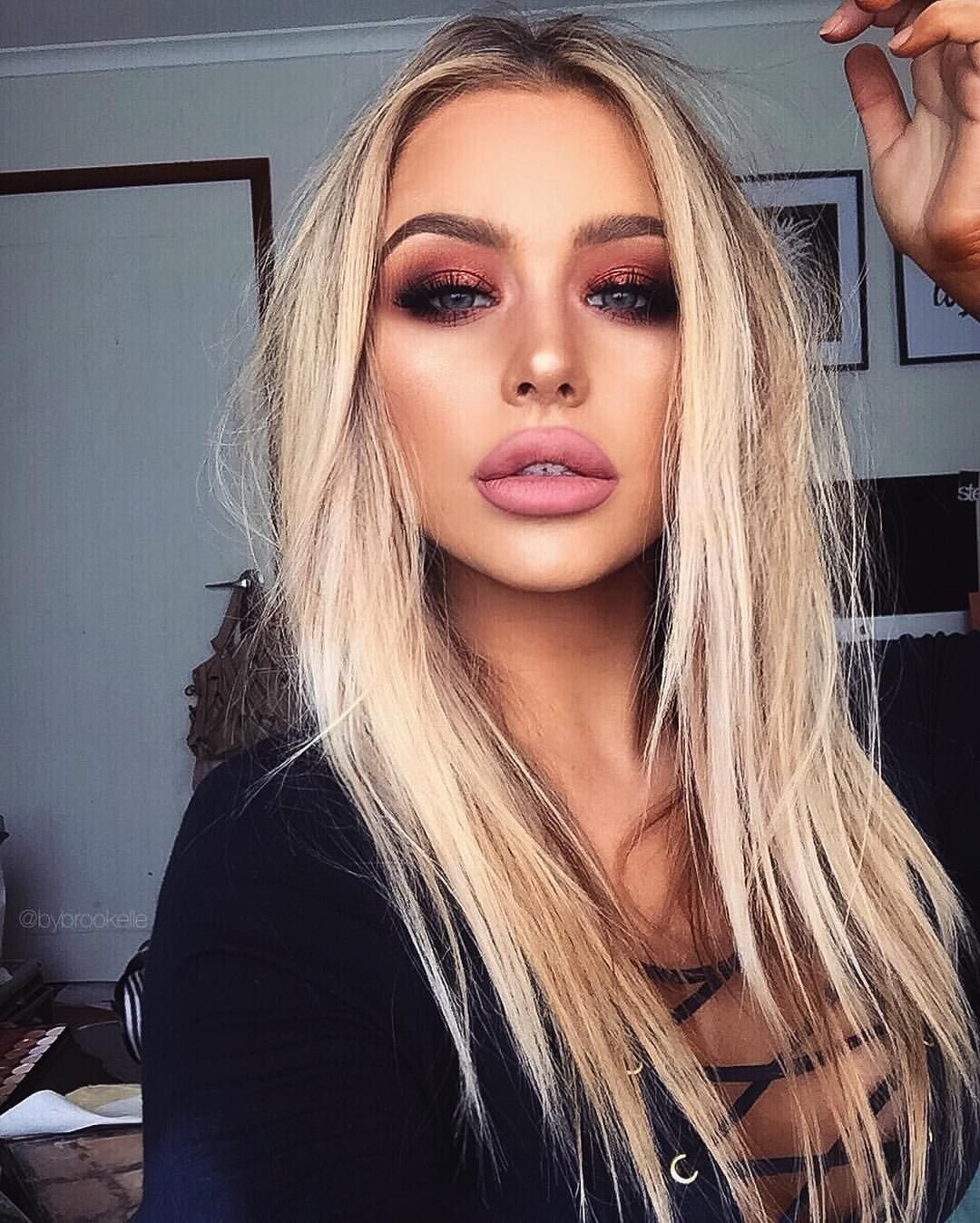 Чёрные брови и светлые волосы у девушки