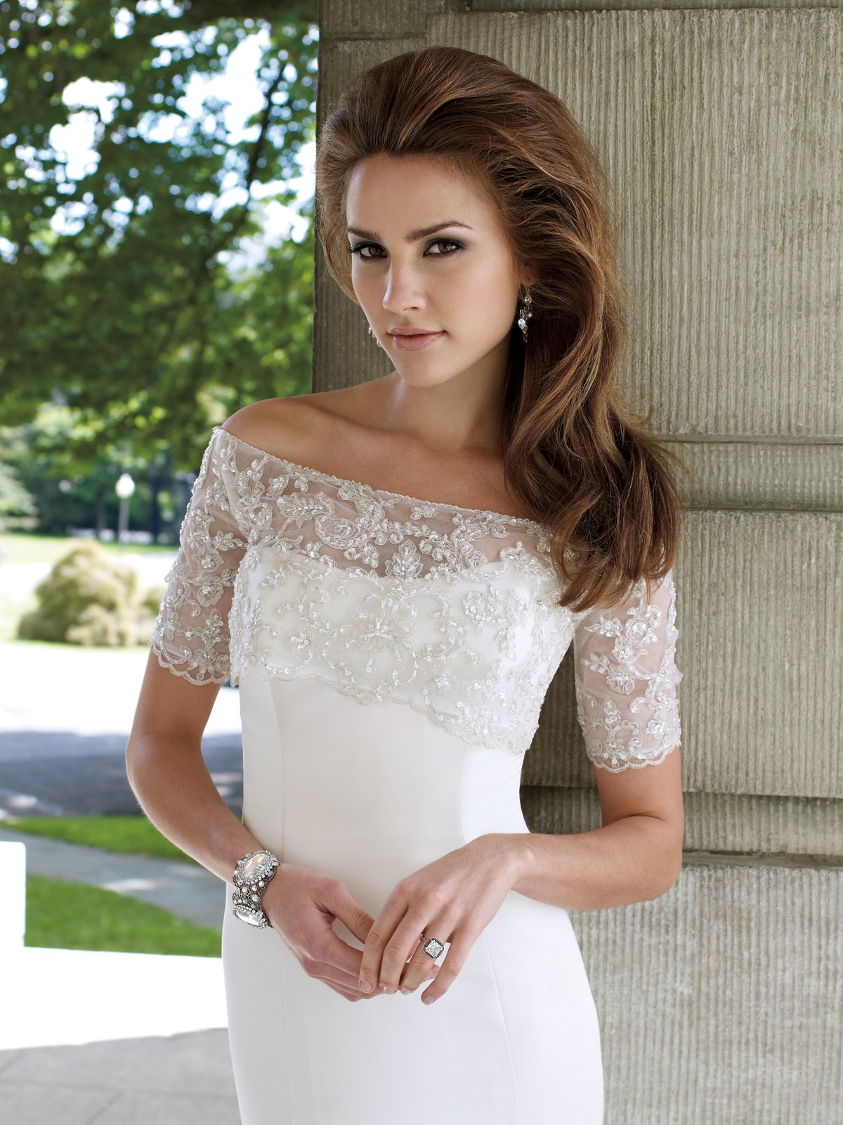 Украшения для платья с открытыми плечами