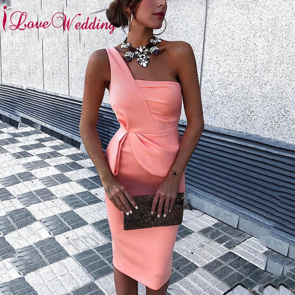 Прическа к платью с открытыми плечами