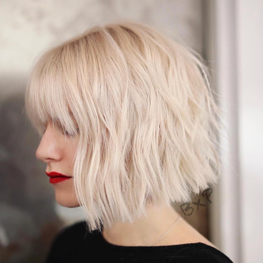 Градуированное Боб каре с челкой 2022