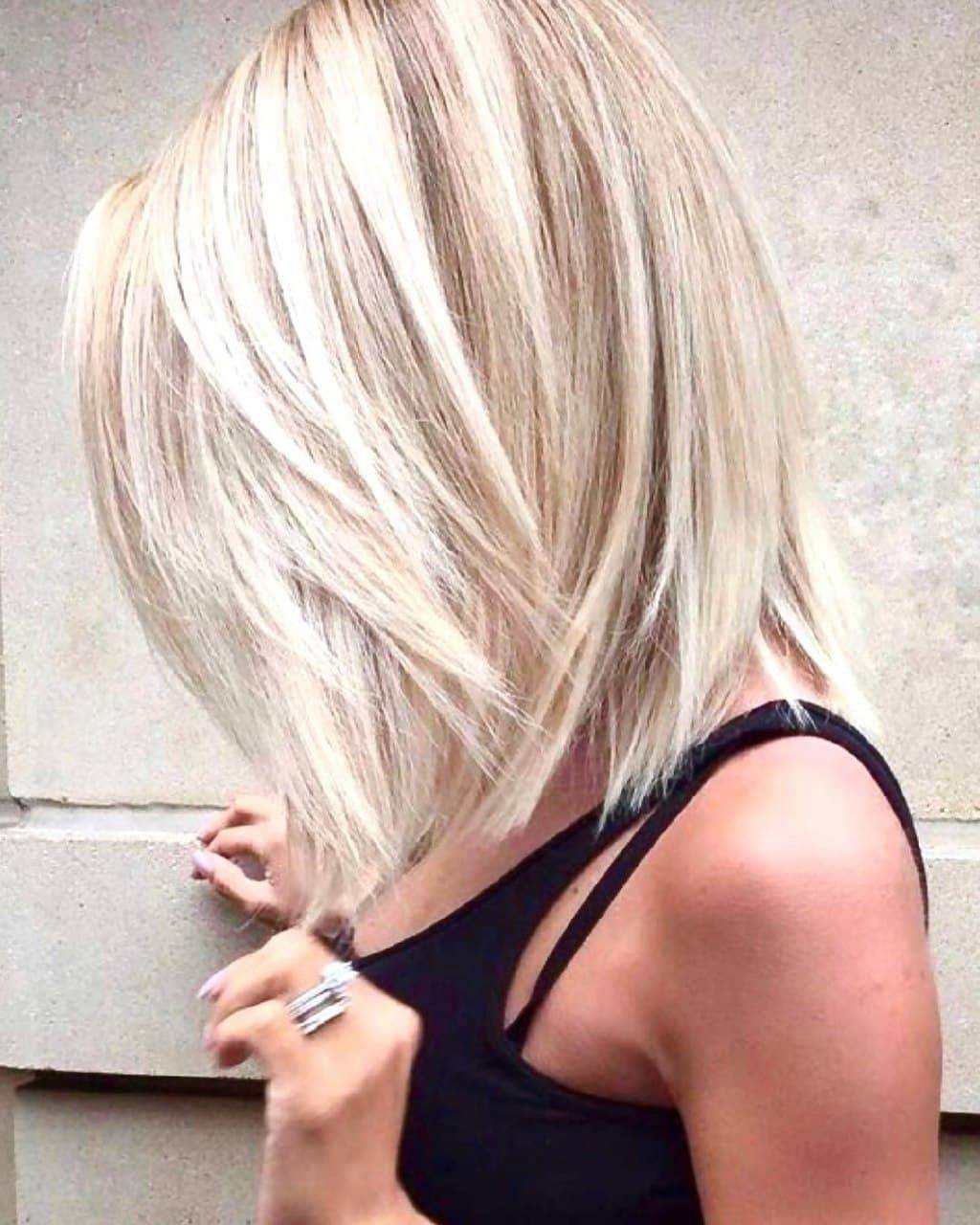 Стрижка на средние волосы Боб каре блонд