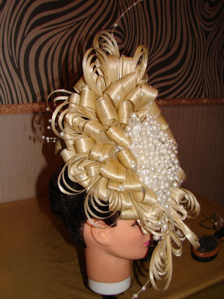 Прически из постижерных изделий