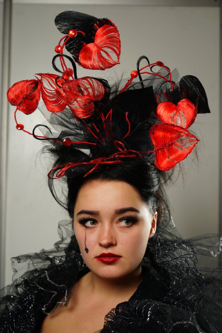 Прическа с постижерным украшением