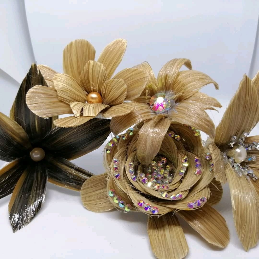 Украшение из волос на клеевой основе