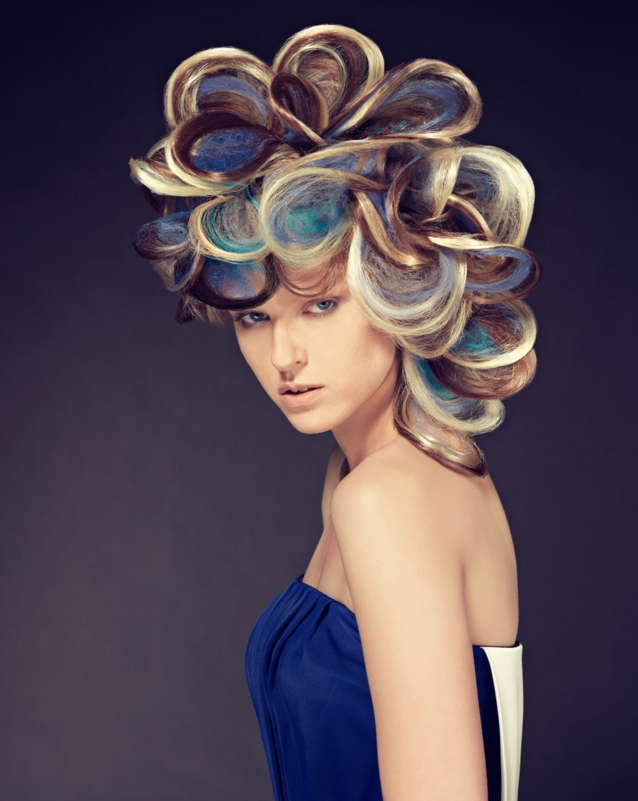 Прическа с постижерным украшением