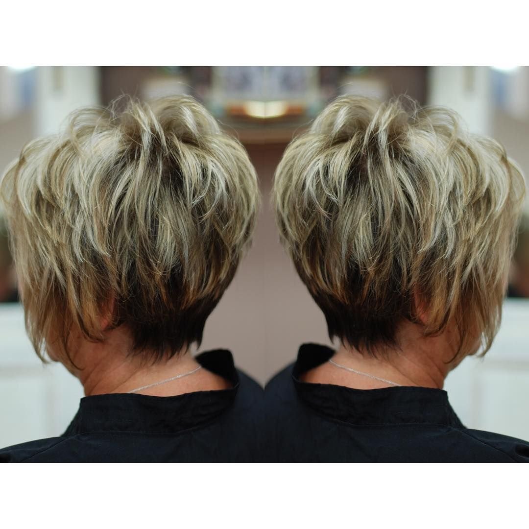 Короткие стрижки с объемом на макушк