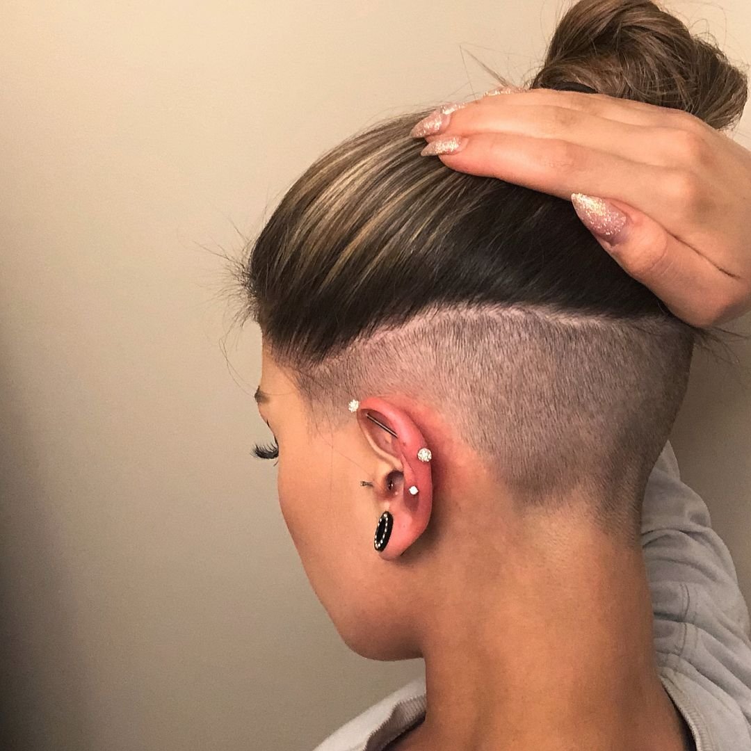 Причёска с выбритыми висками и затылком