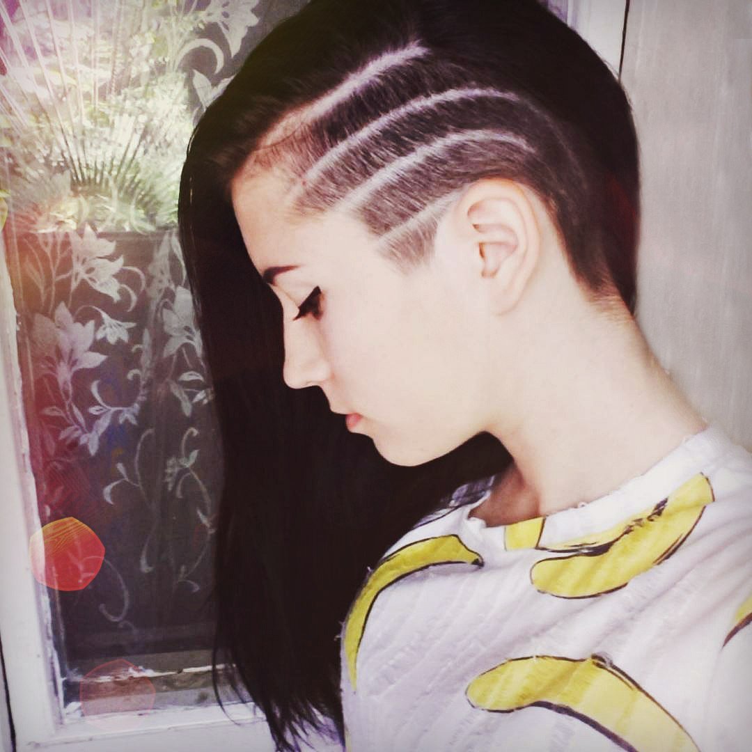 Выбритые полоски на голове у девушек