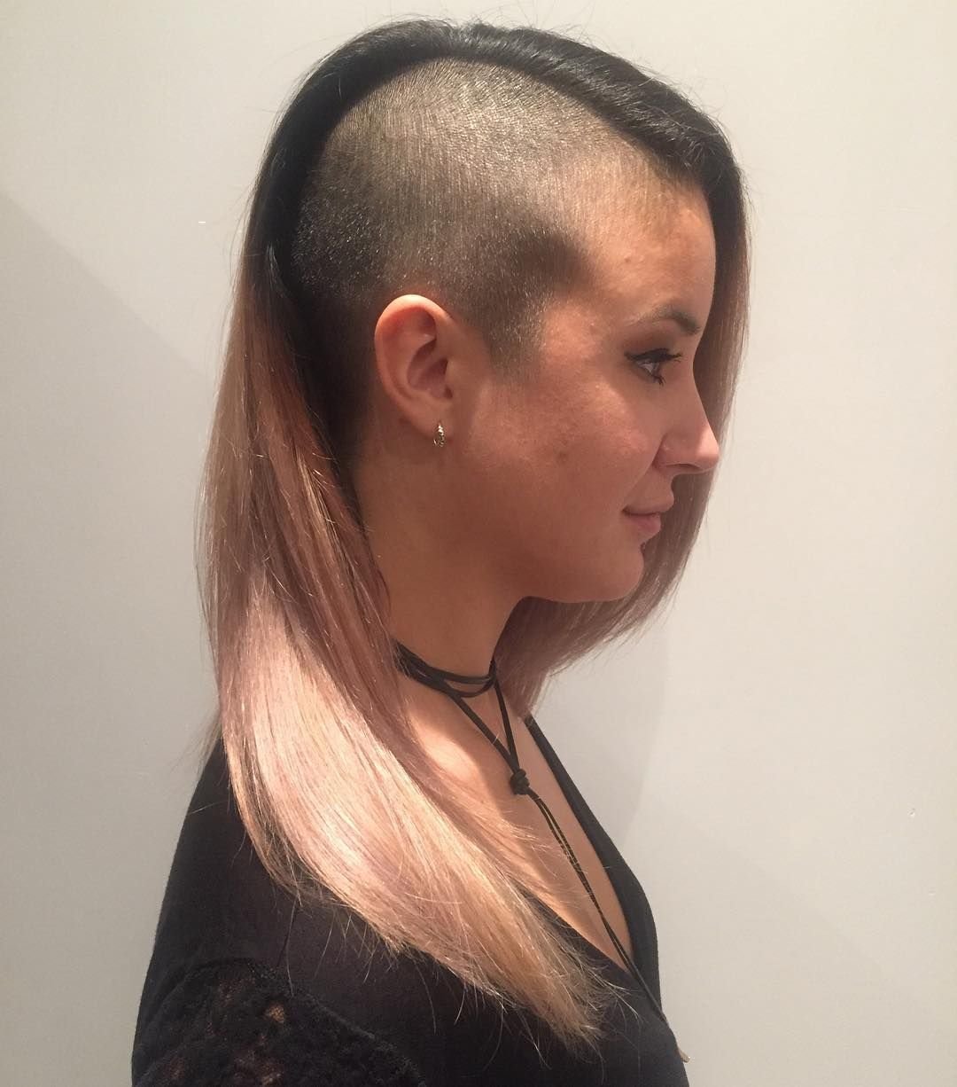 Прическа по середине выбрито