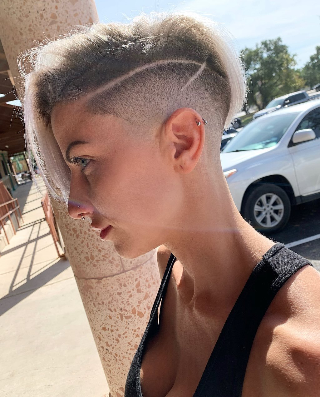 Стрижка с вынутыми висками и затылком