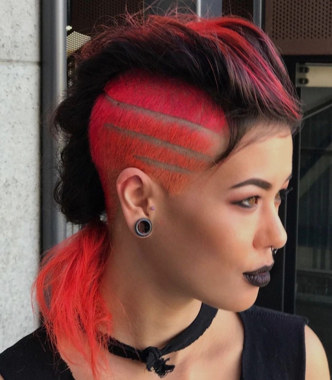 Выбривание висков у девушек