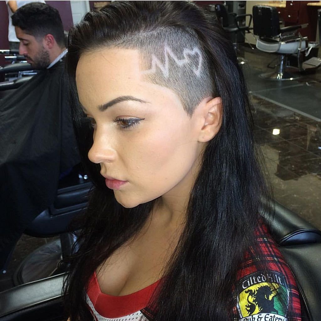 Выбритые полоски на висках у девушек