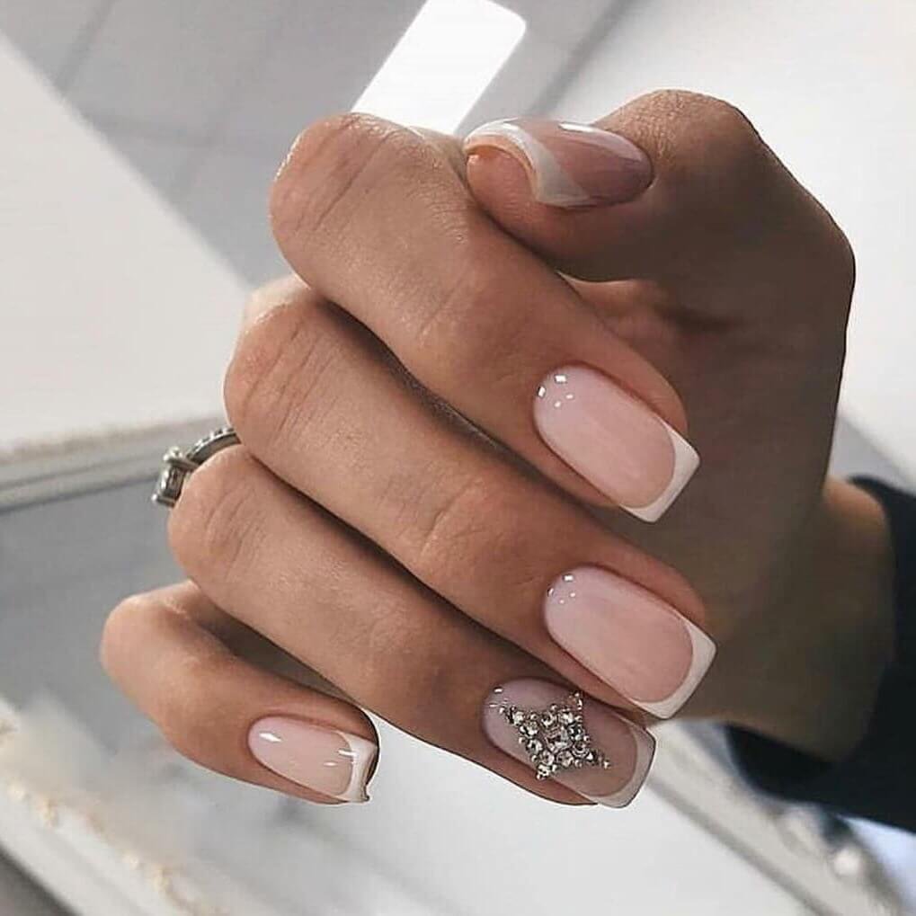 Белый маникюр на короткие квадратные