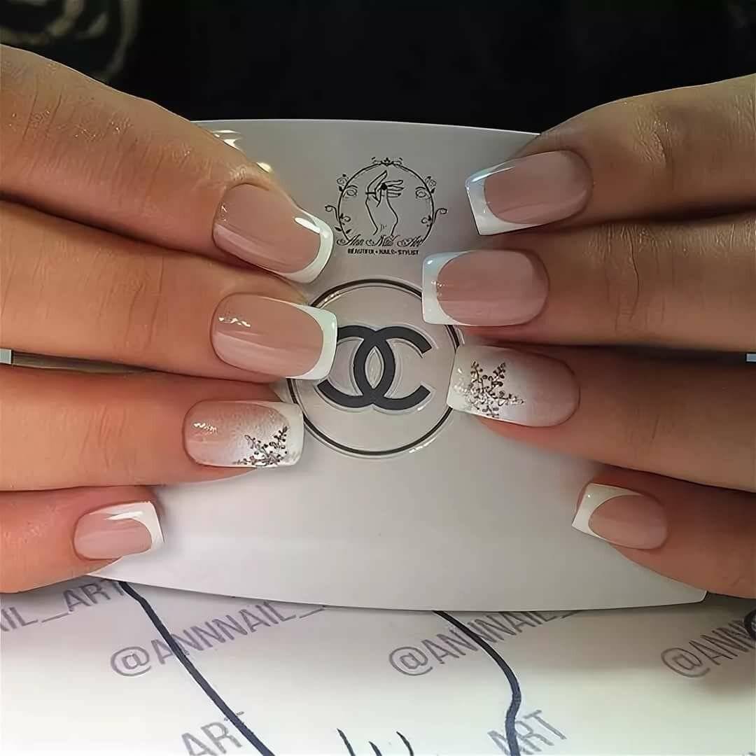 Белый френч с рисунком на безымянном пальце