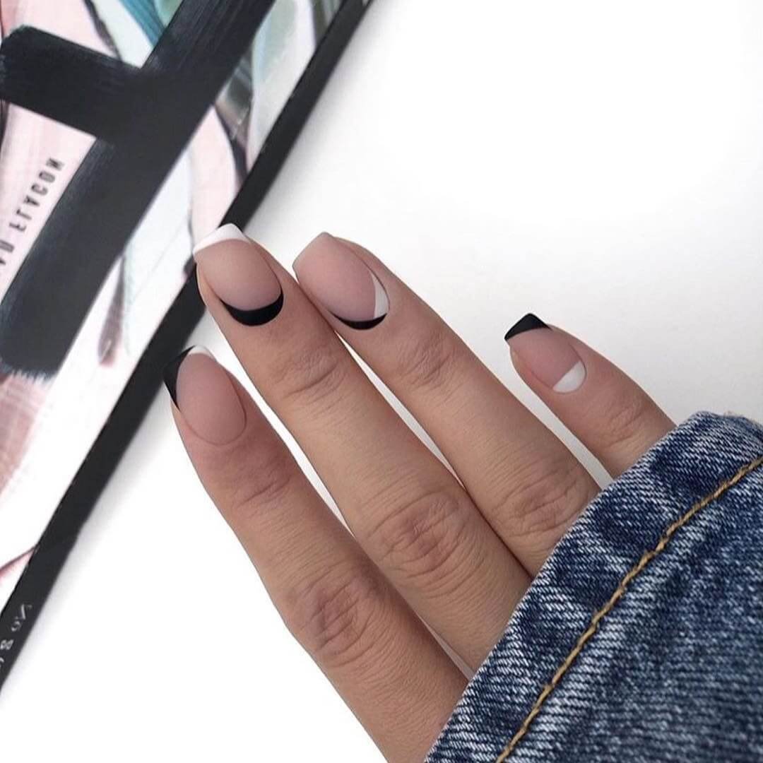 Матовый маникюр на мягкий квадрат