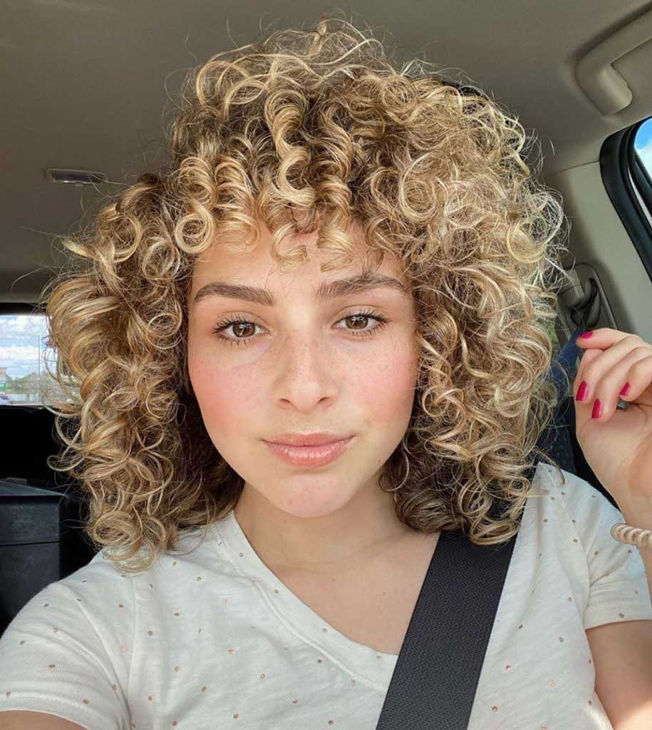 Модные прически на кудрявые волосы
