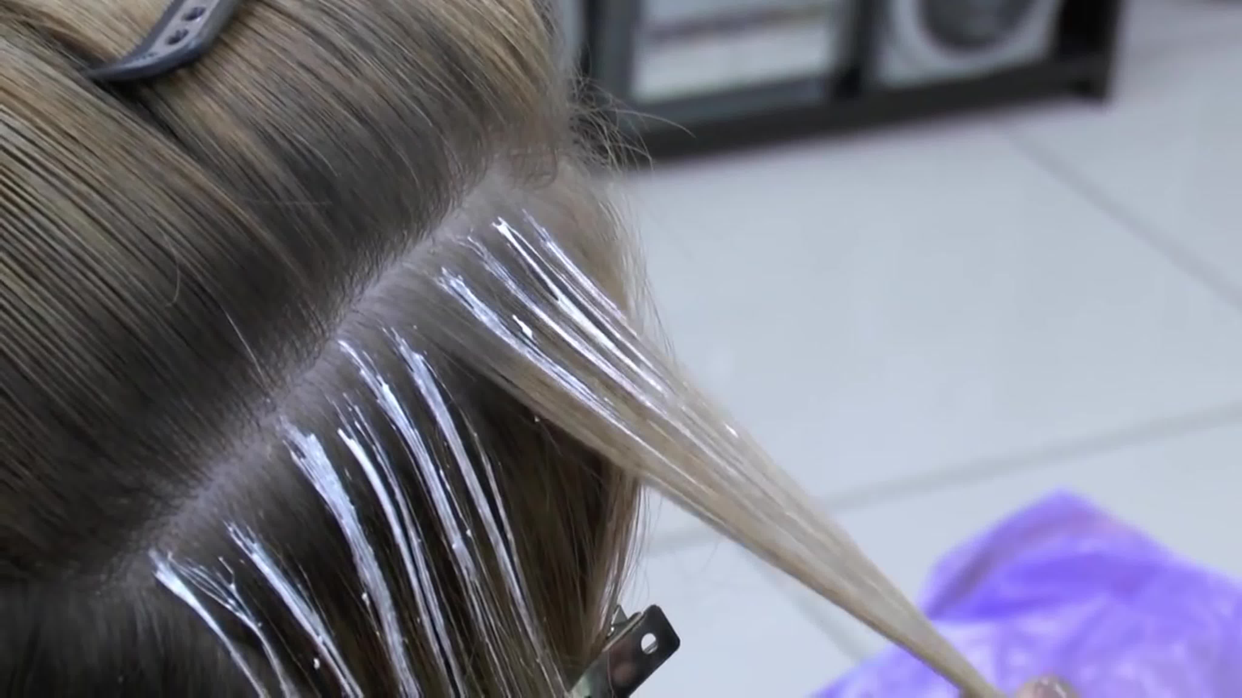 Мелировать корни волос