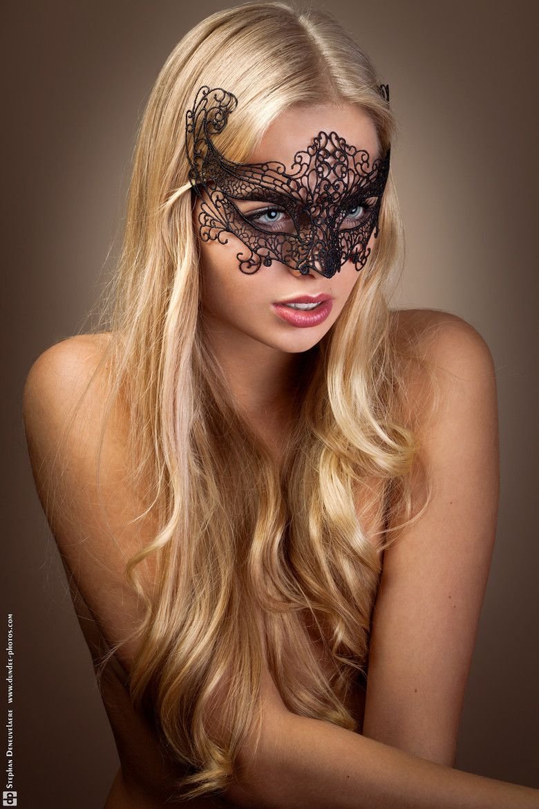 Девушка в карнавальной маске