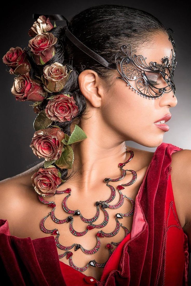 Прическа на бал маскарад