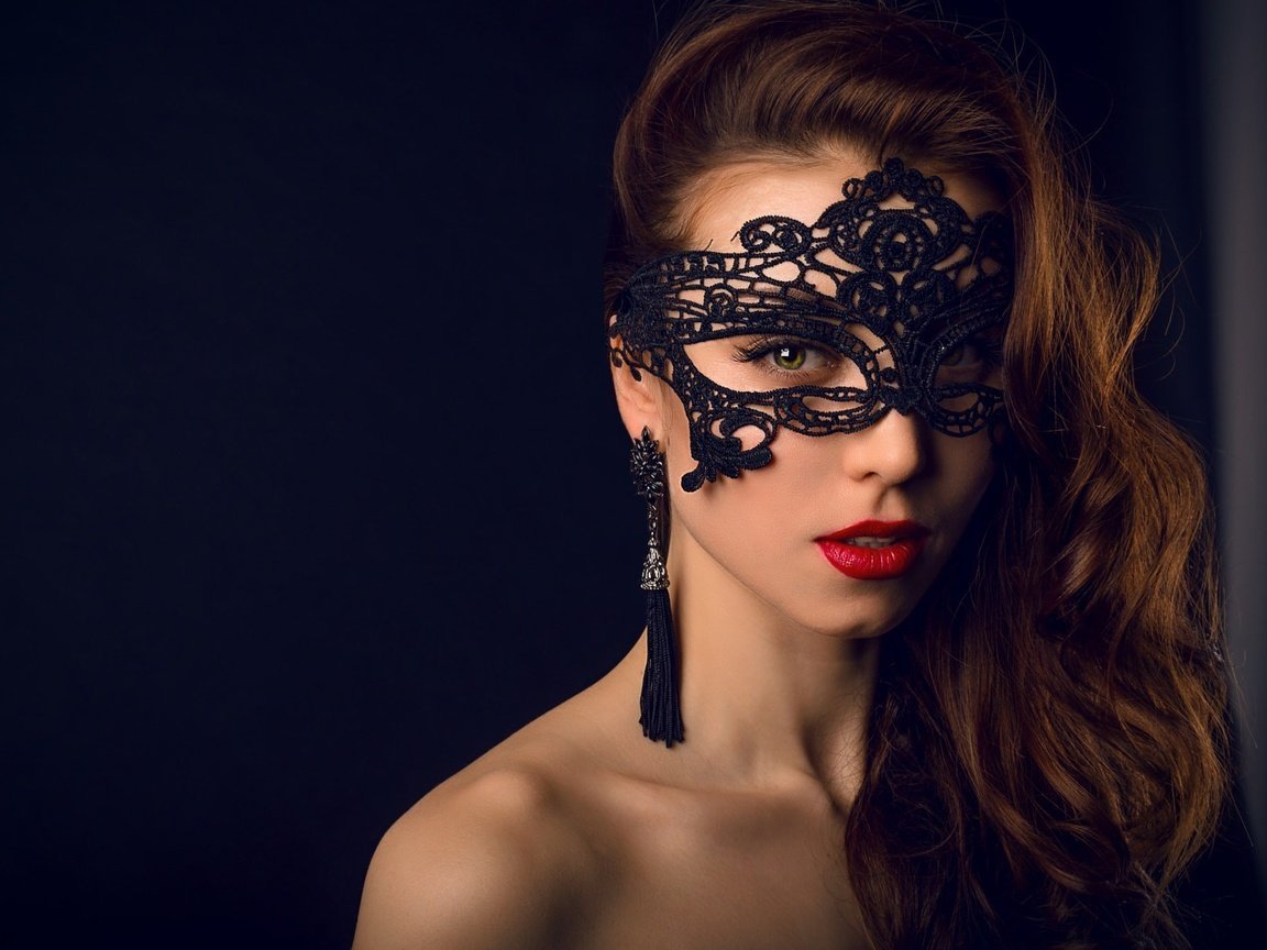 Девушка в маске