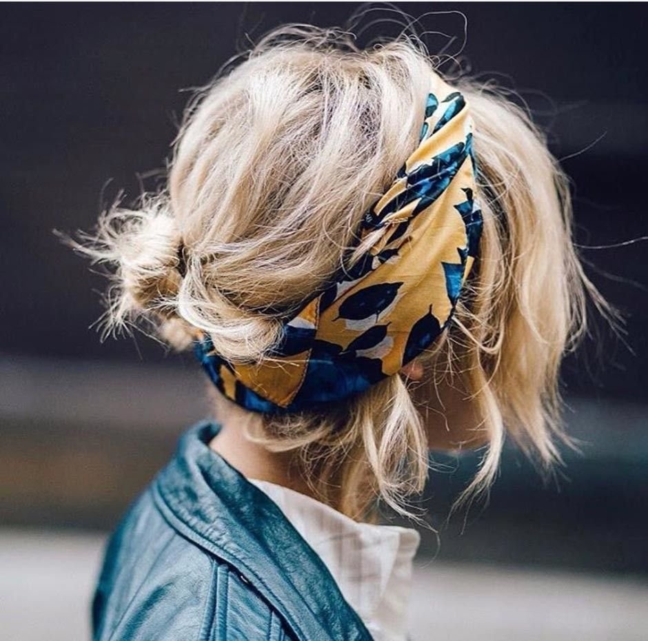 Платок в волосах