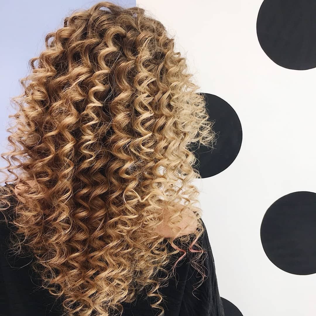 Кудрявые коричневые волосы