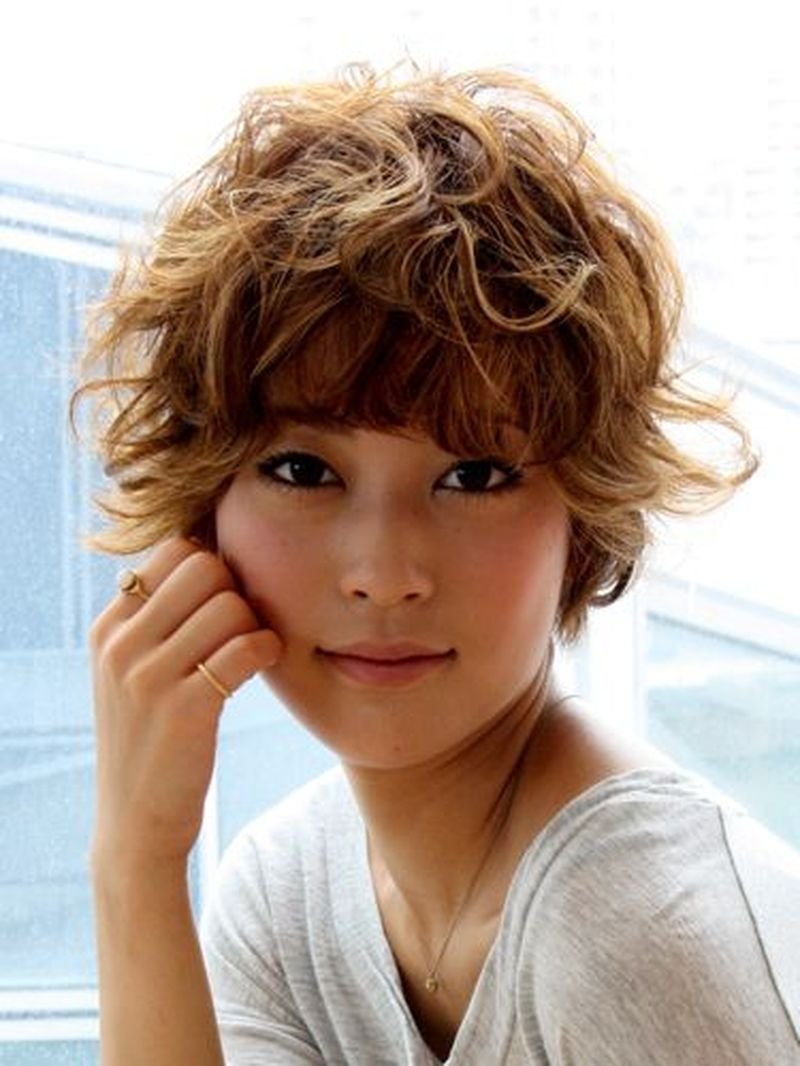 Корейские причёски на короткие волосы кудрявые