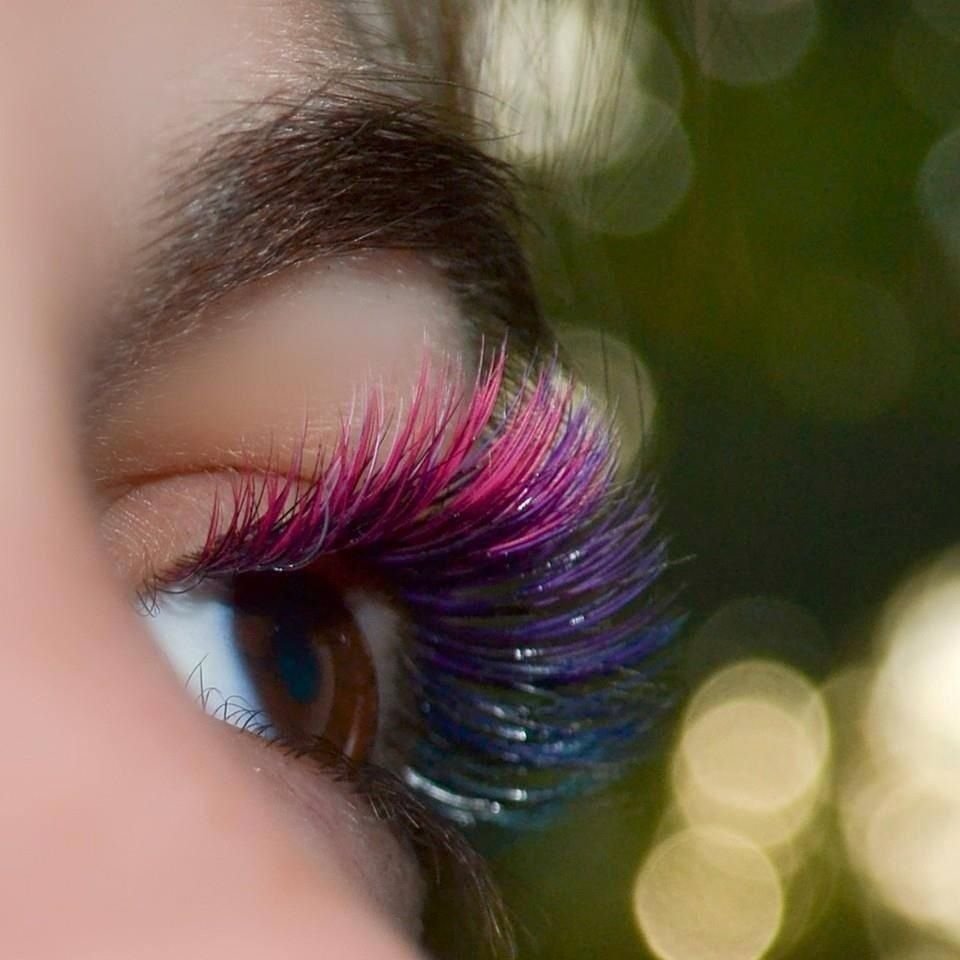 Нарощенные ресницы разноцветные