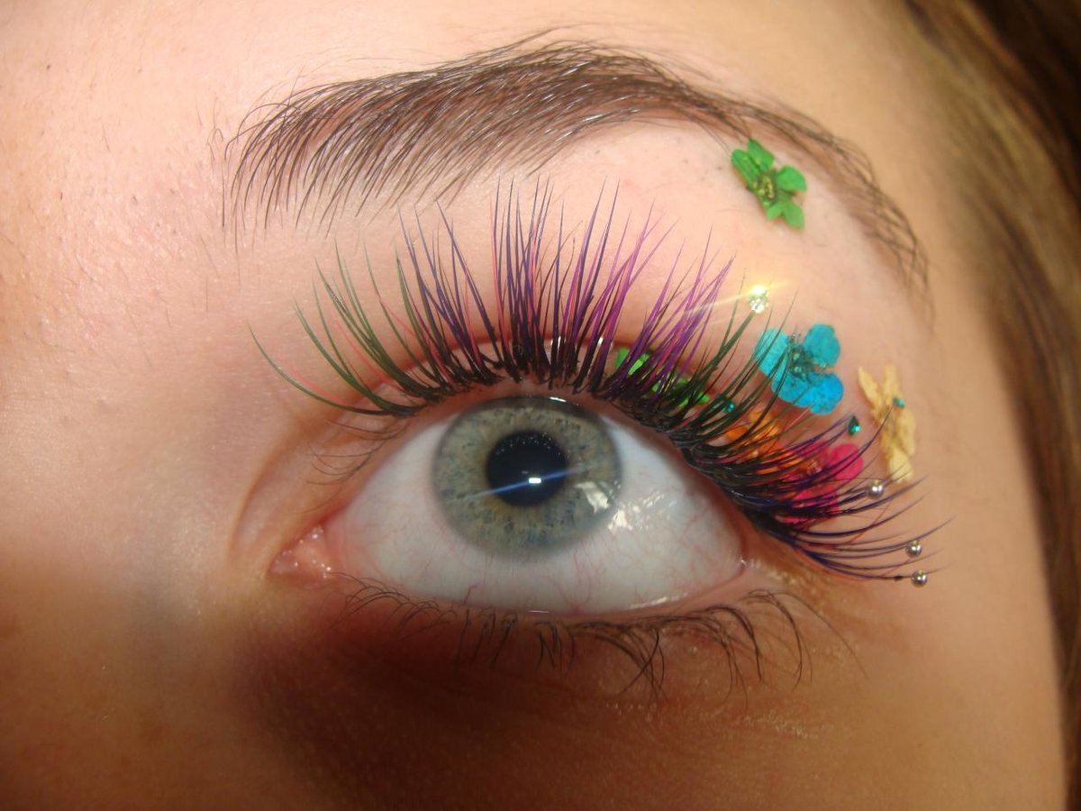 Декор цветными ресницами