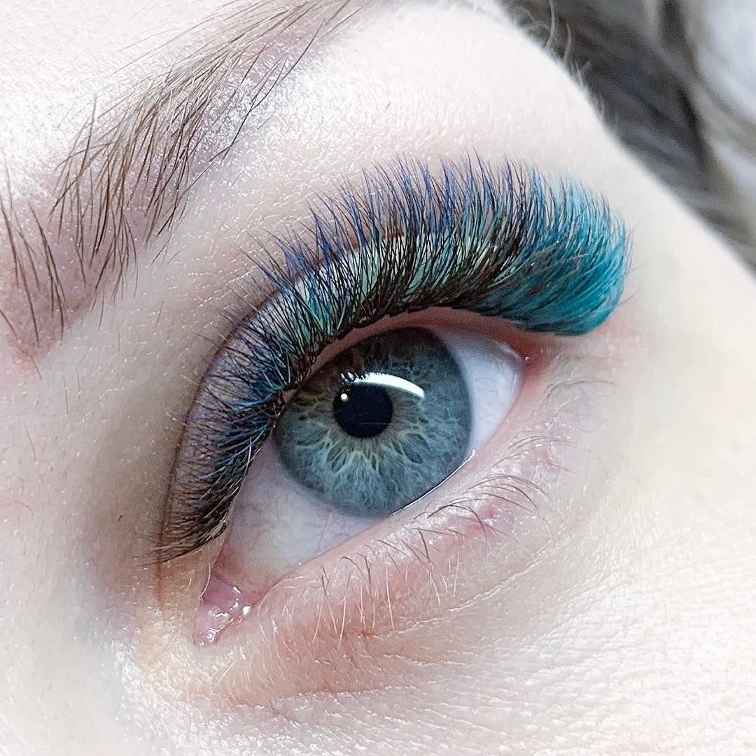 Цветные нарощенные ресницы для карих глаз