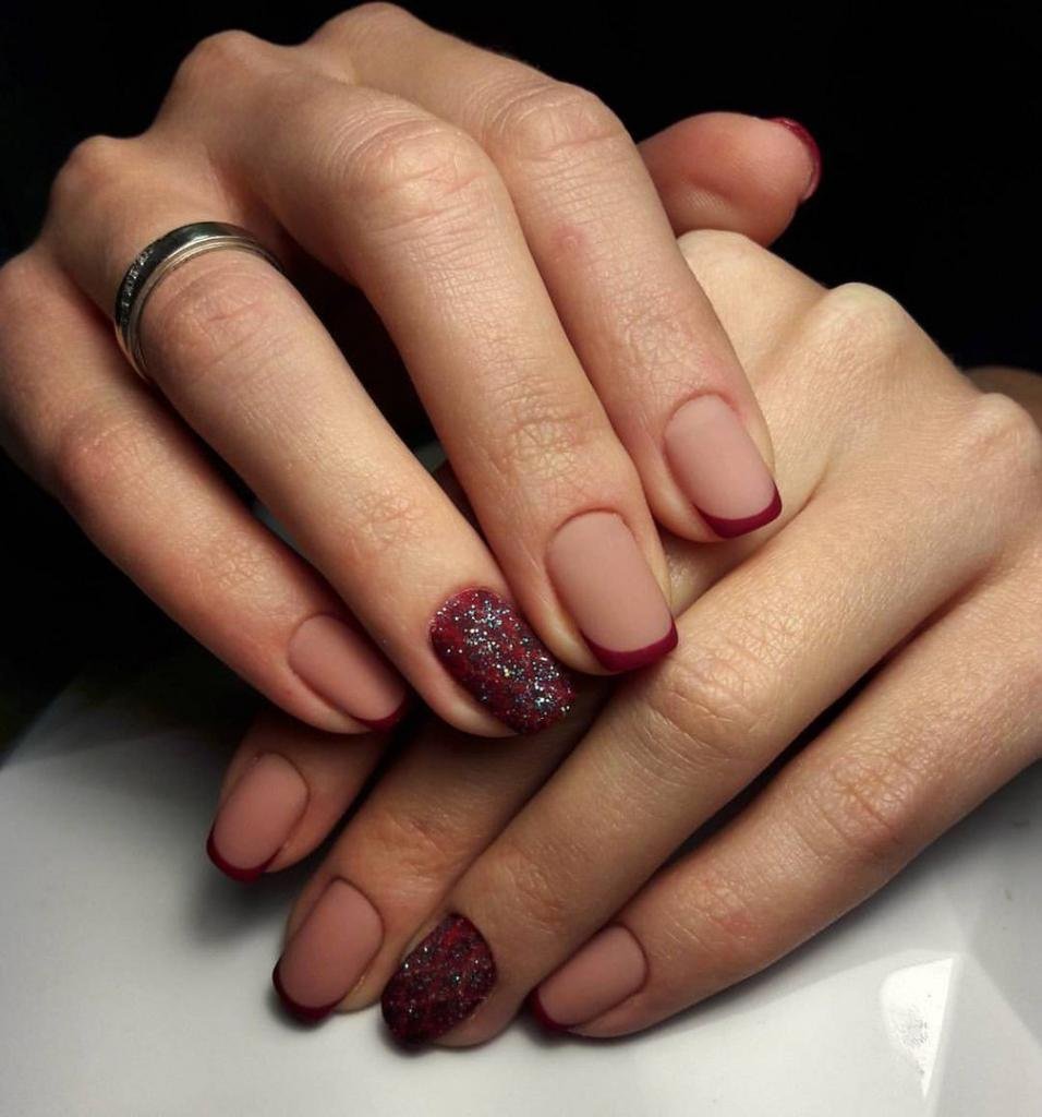 Маникюр бордовый френч с белым рисунком