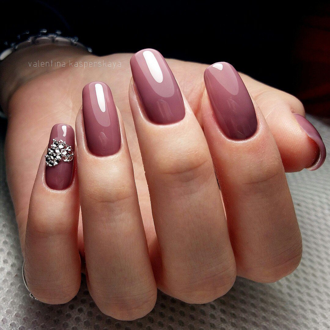 Красный маникюр на короткие овальные ногти