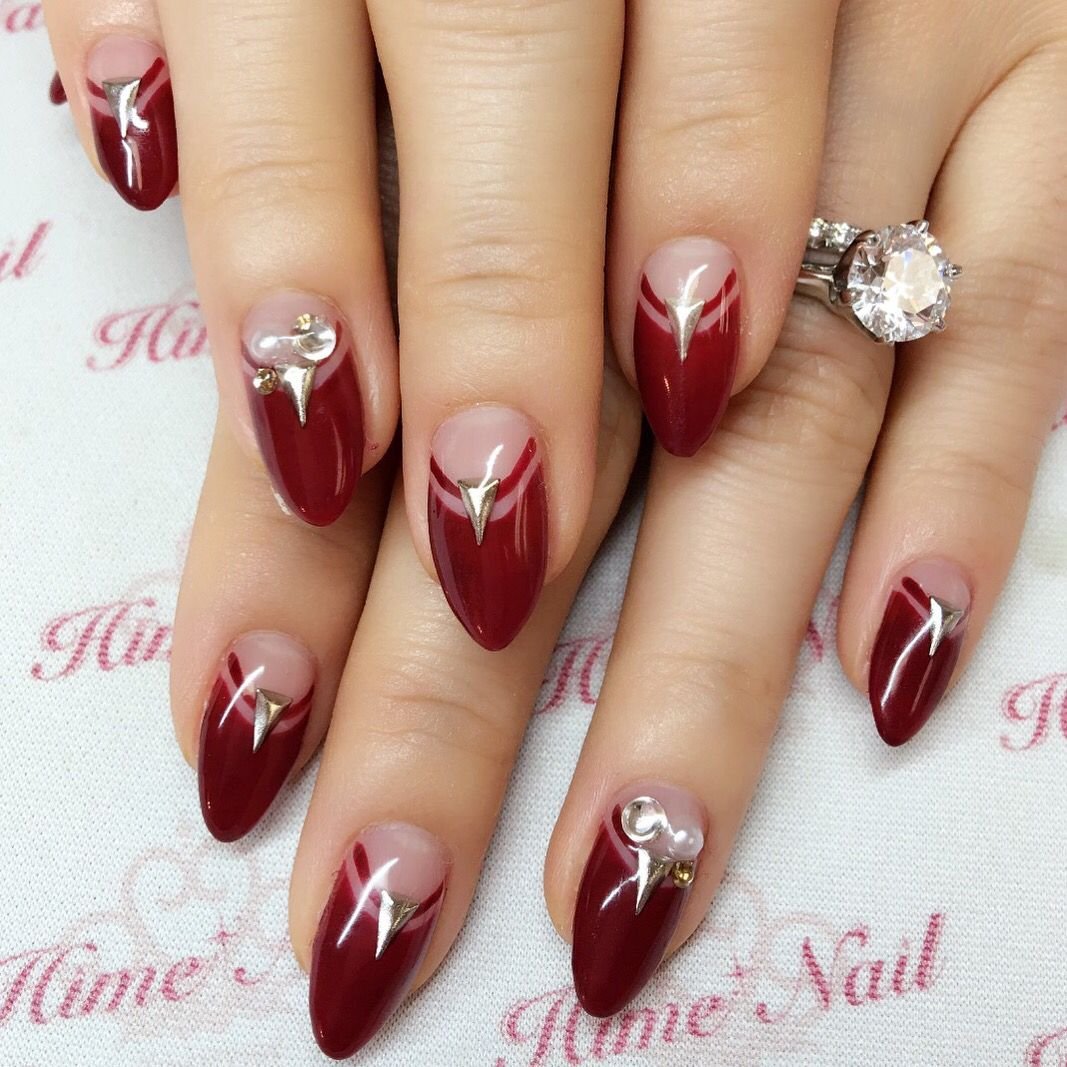 Бордовый френч на ногтях