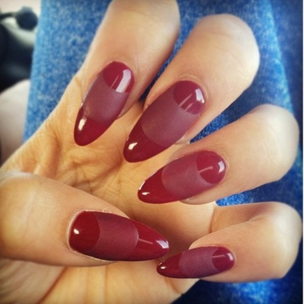 Красивый бордовый маникюр
