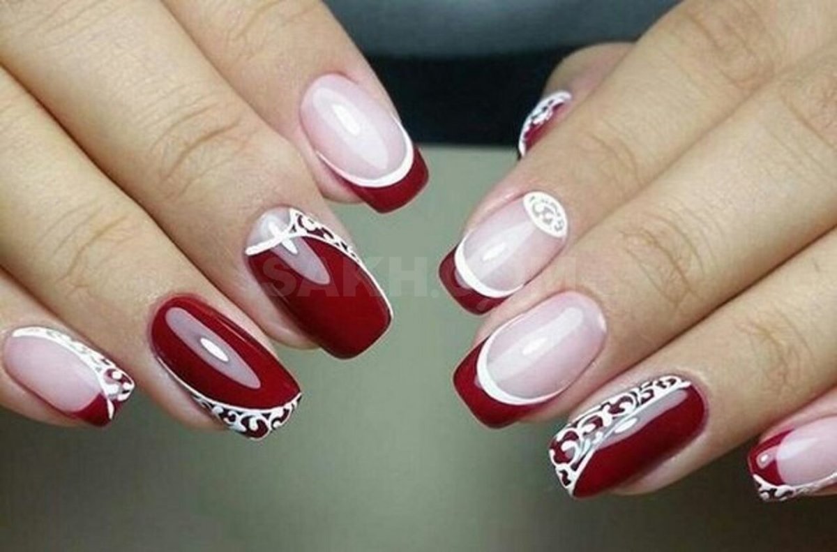 Маникюр бордовый с белым френчем