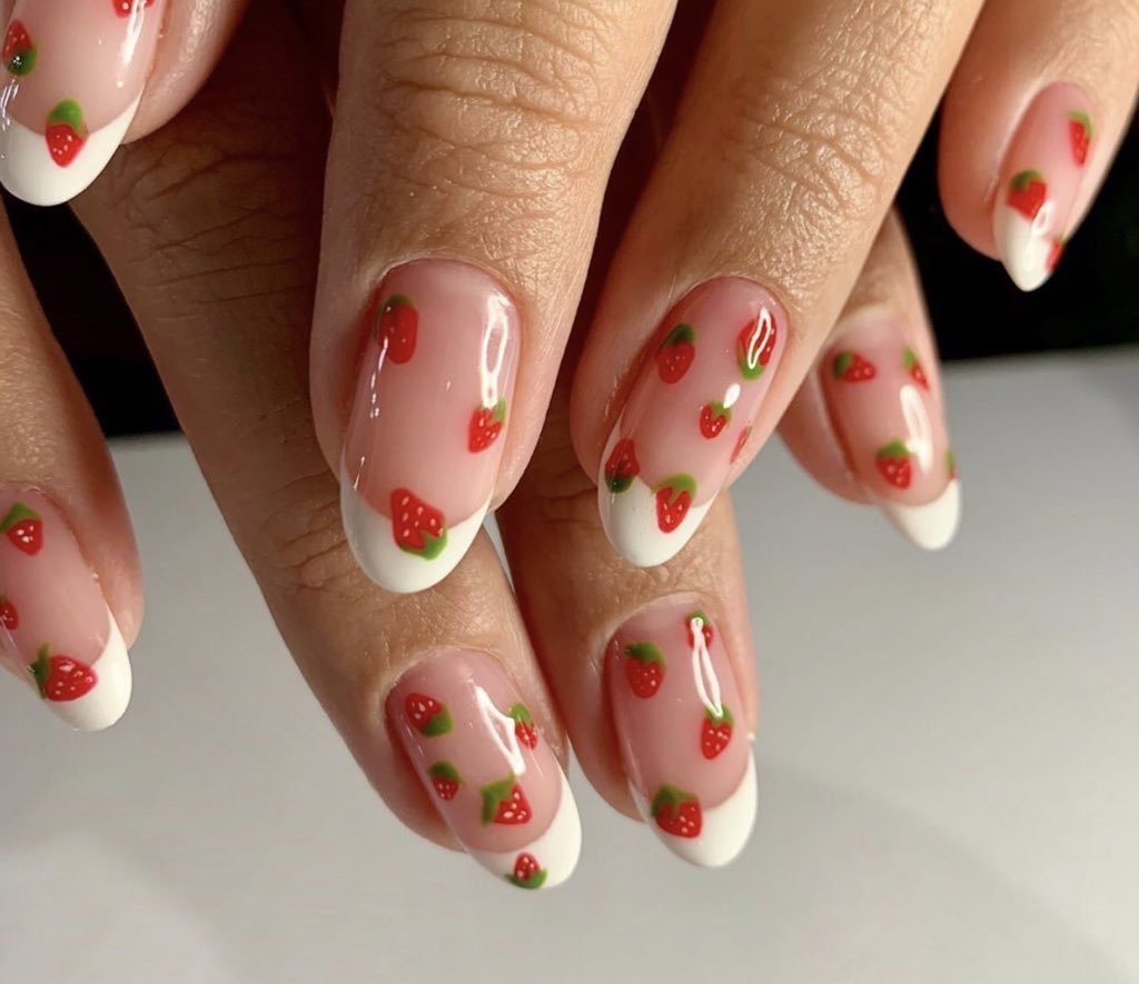 Бордовый френч на ногтях