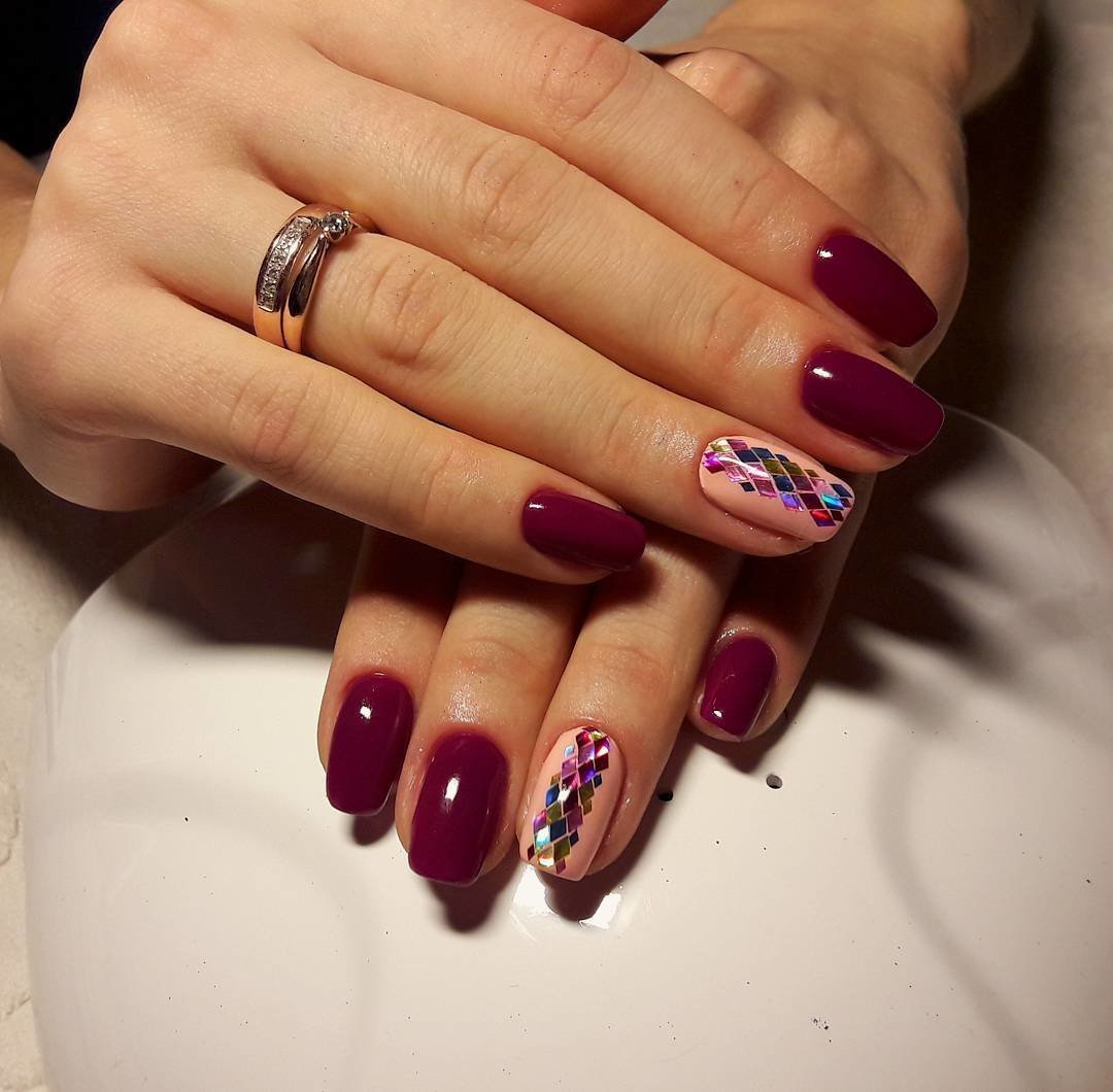 Красивый френч бордовых оттенков