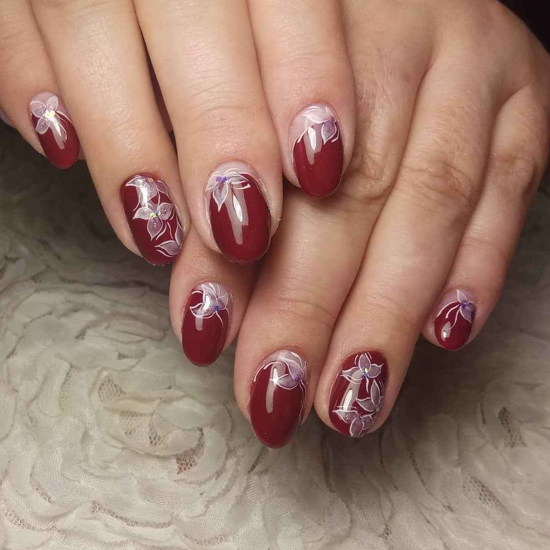 Бордовый маникюр с вишенкой