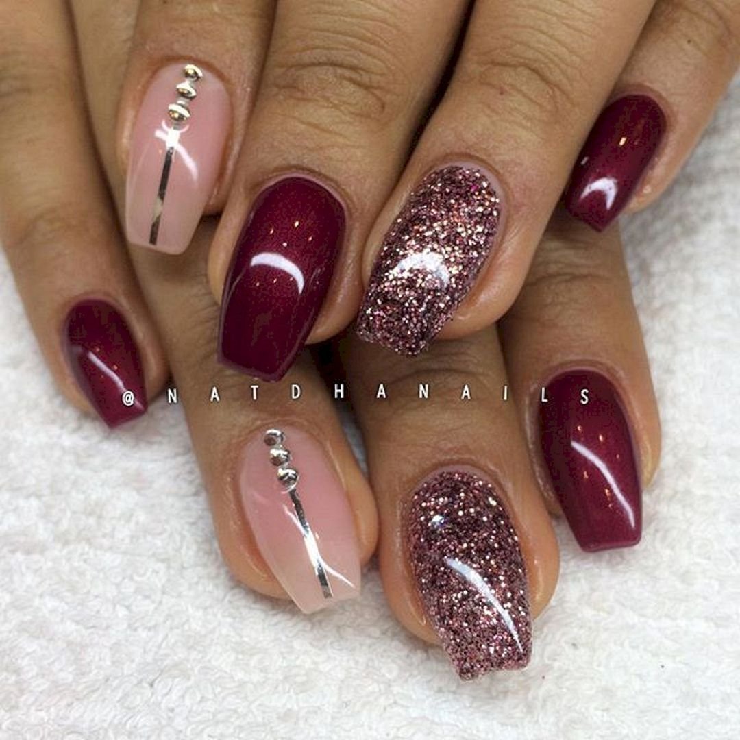 Красный маникюр с лунками