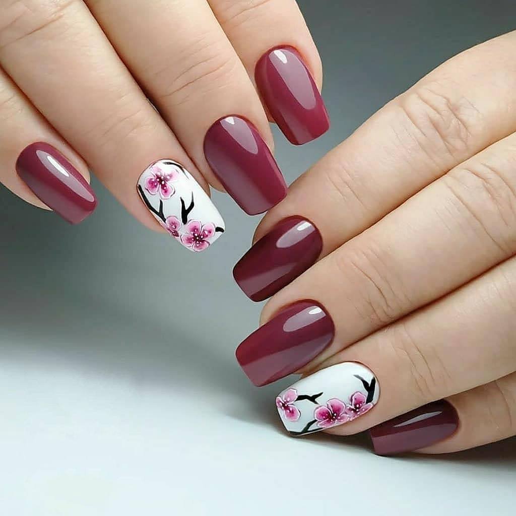 Бордовый френч на ногтях