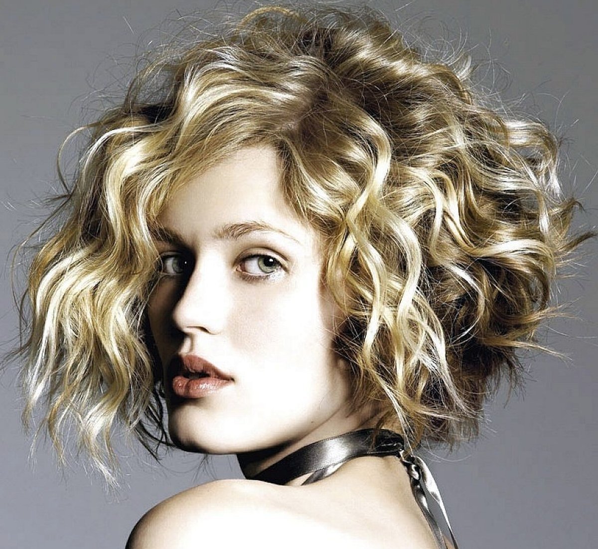 Укладка с кудрями на Боб