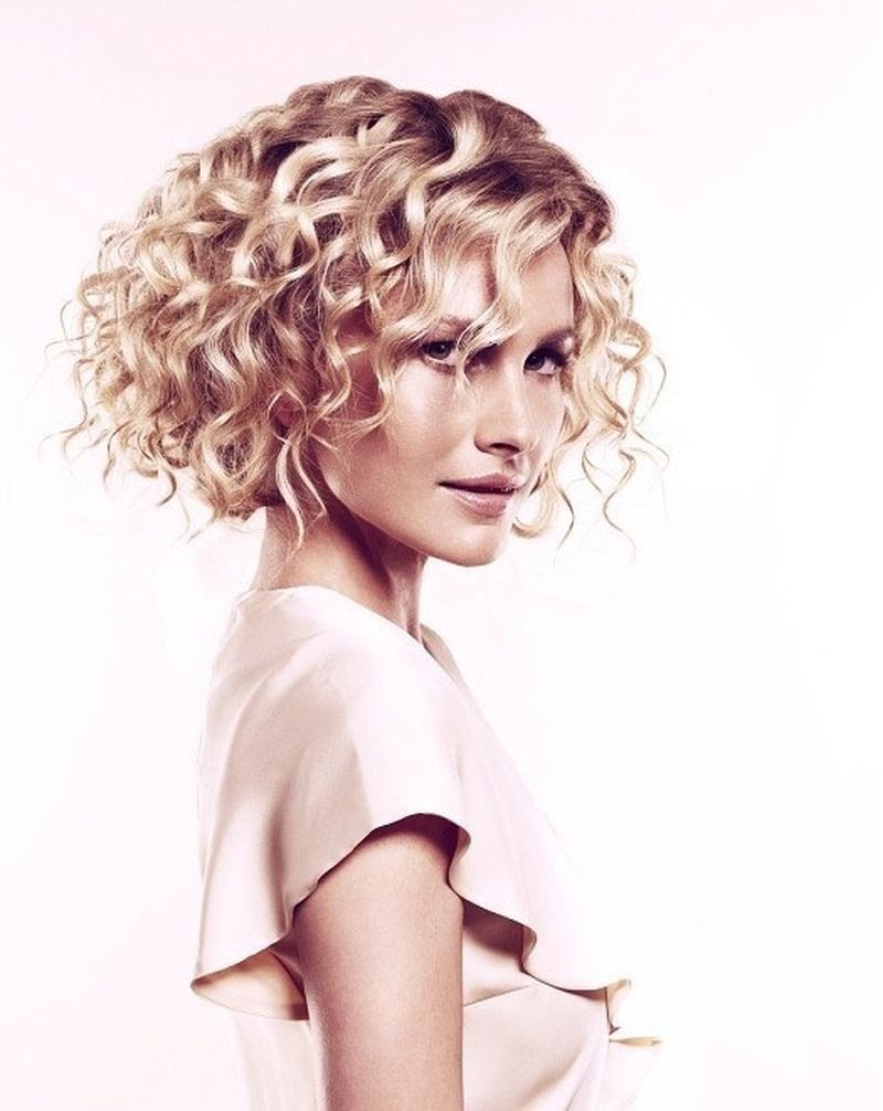 Стрижки на вьющиеся волосы выше плеч