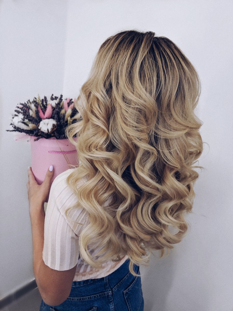 Прическа на выпускной волны