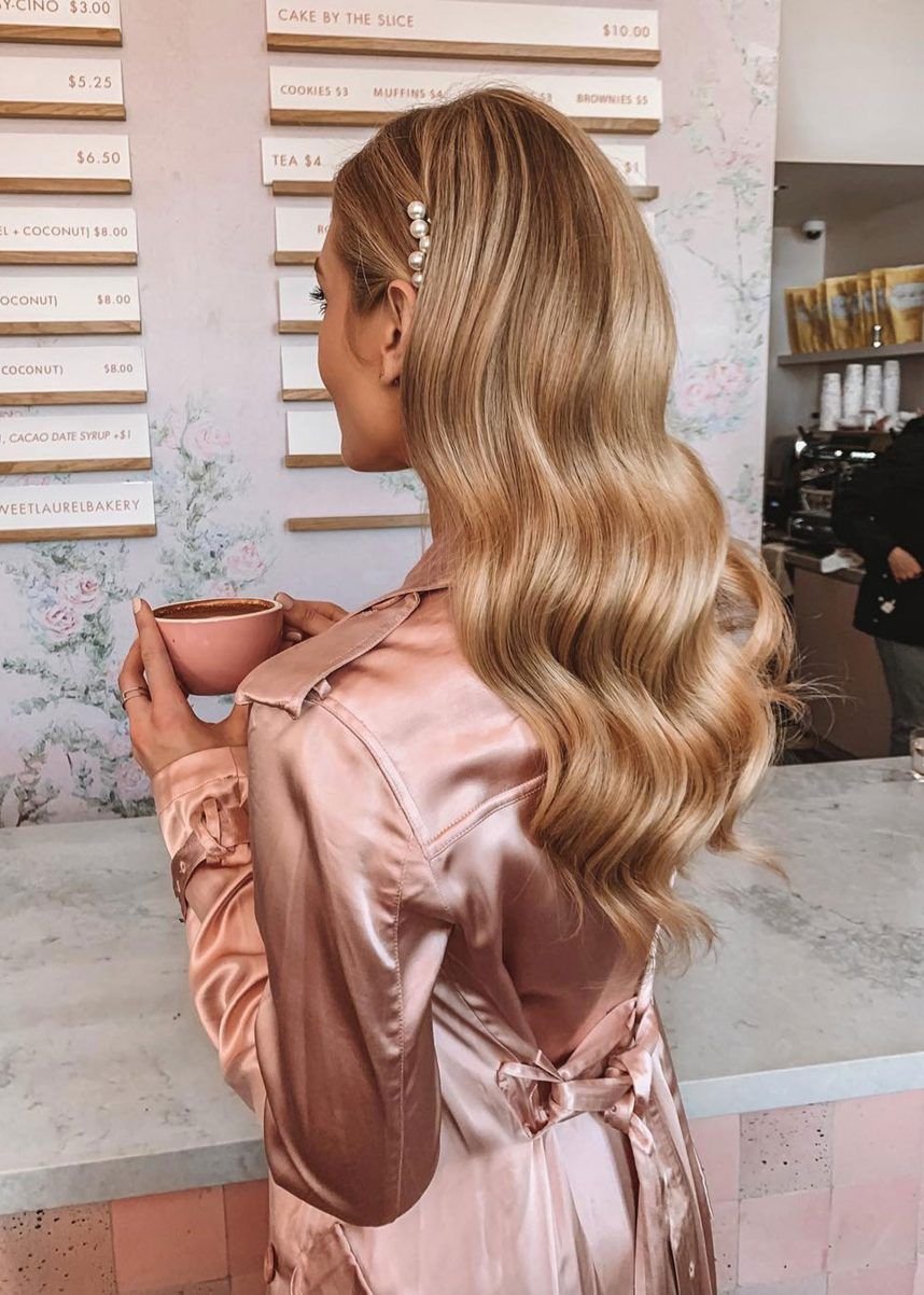 Накрученные волосы длинные светлые