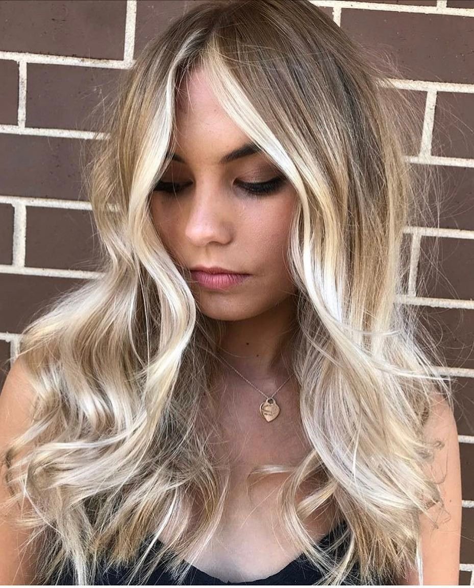 Прическа с осветленными прядями