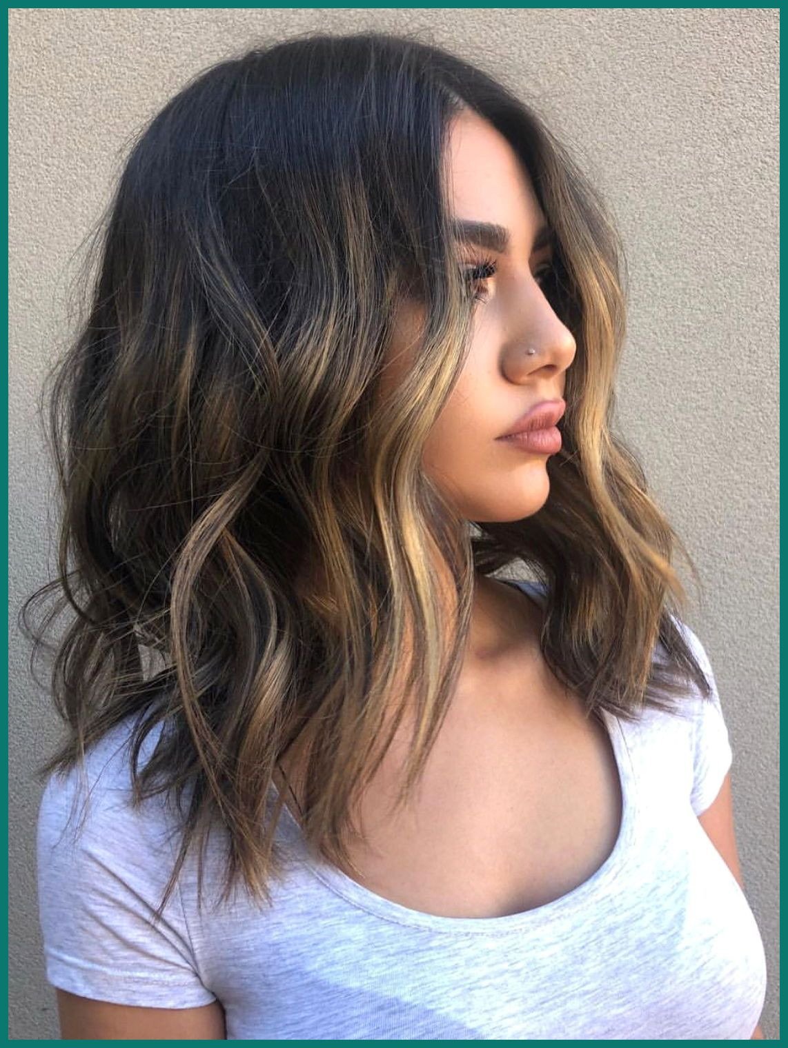 Блондинка с темными прядями