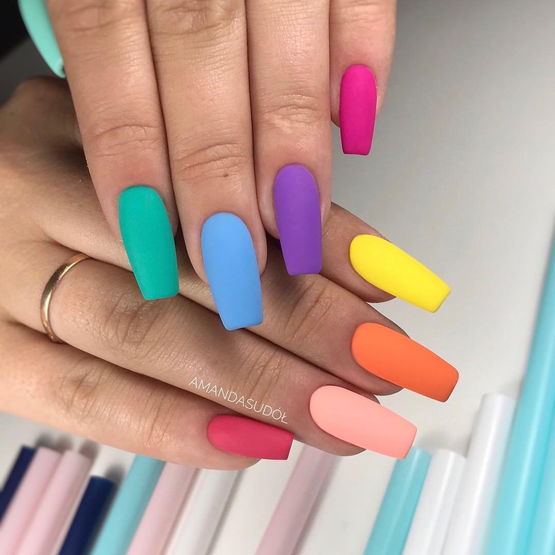 Дизайн маникюра разного цвета. Разноцветные ногти. Яркие ногти. Маникюр яркие цвета. Разноцветные летние ногти.